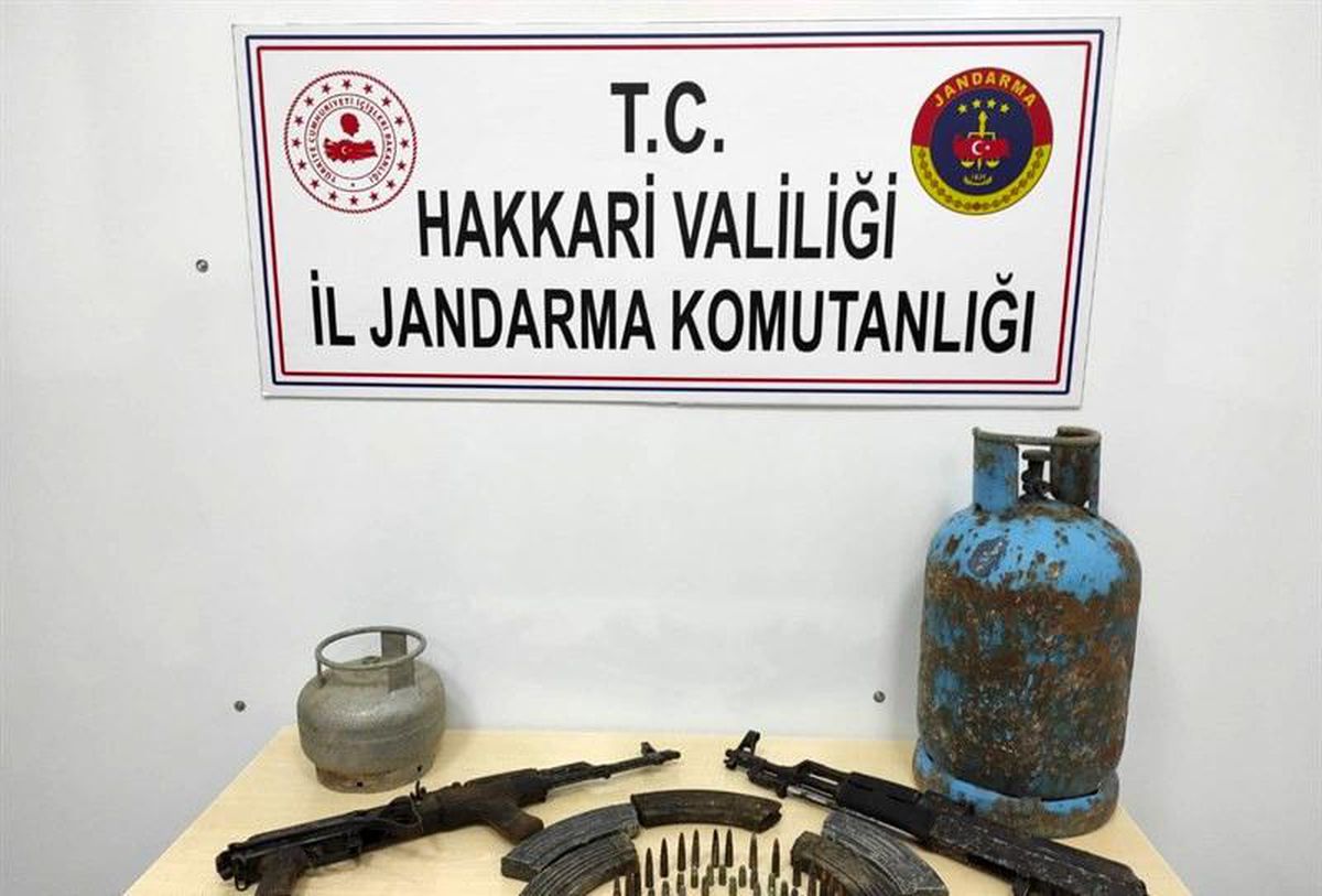 Son Dakika | Hakkari\'de toprağa gömülü silah ve mühimmat ele geçirildi