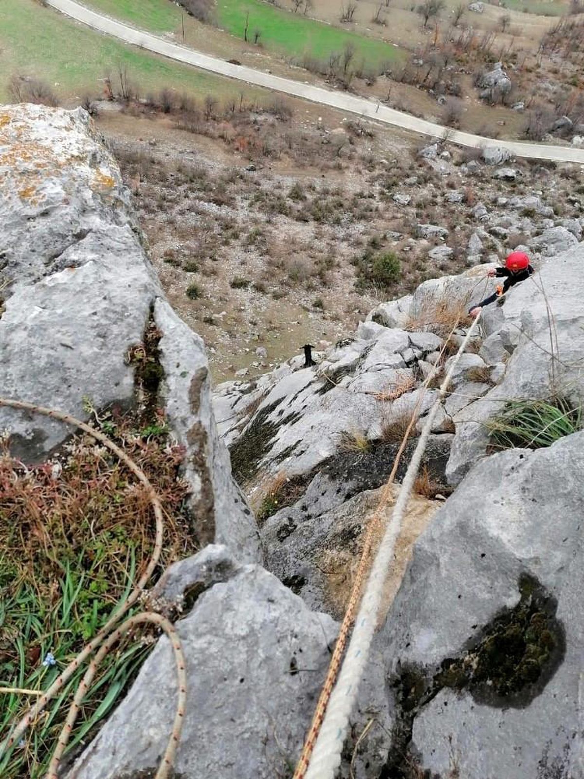 İtfaiye ekipleri uçurumda mahsur kalan keçiyi kurtardı