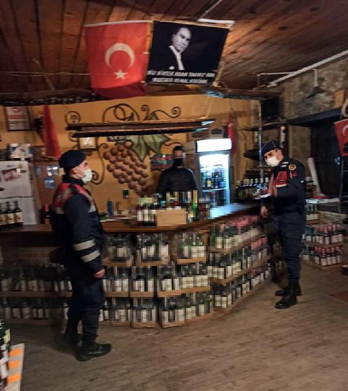 İzmir\'deki huzur ve güven uygulamasında, çeşitli suçlardan aranan 25 kişi yakalandı