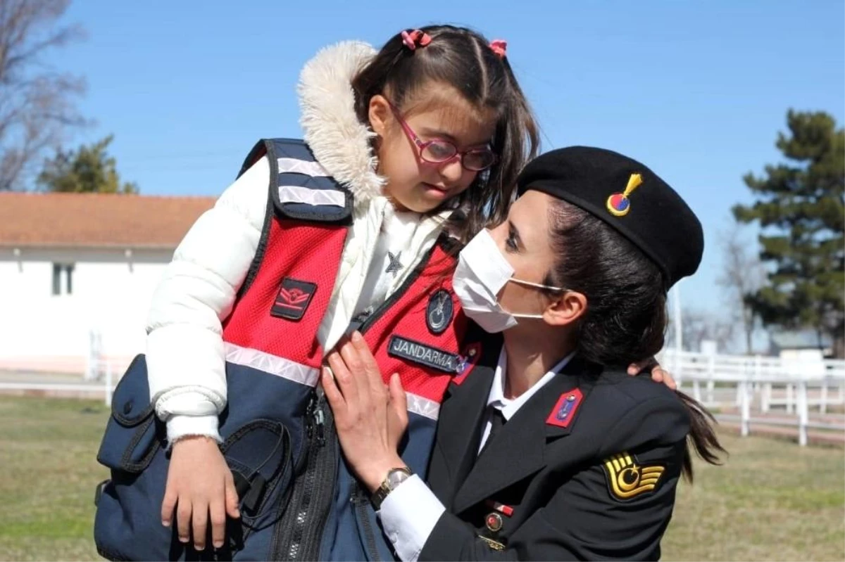 Jandarma ekipleri Down sendromlu çocukları unutmadı