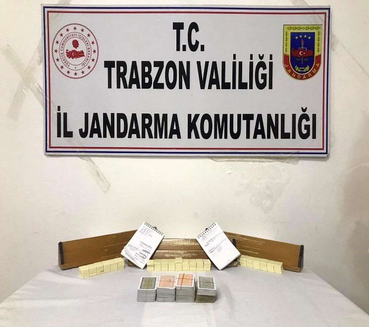 Son dakika haberleri! Jandarmadan evde kumar oynayanlara baskın: 35 kişiye 88 bin 482 TL para cezası