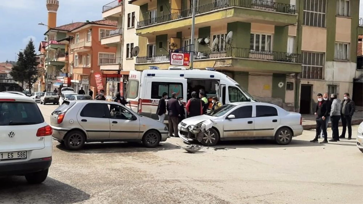 Kırıkkale\'de iki otomobil kafa kafaya çarpıştı: 2 yaralı