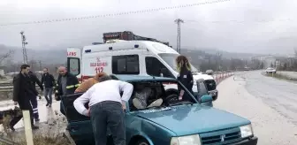 Kontrolden çıkan otomobil refüje çarptı: 2 yaralı