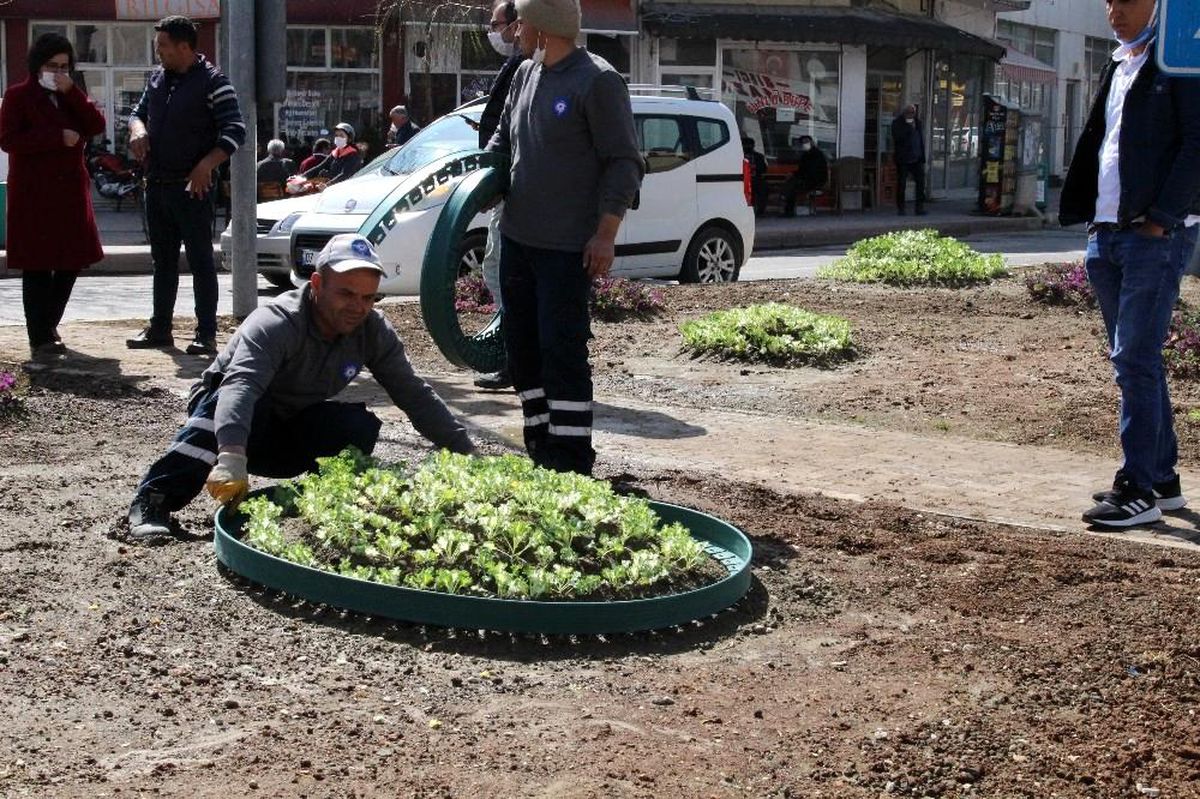 Korkuteli\' ilçesinde 11 bin çiçek toprakla buluştu