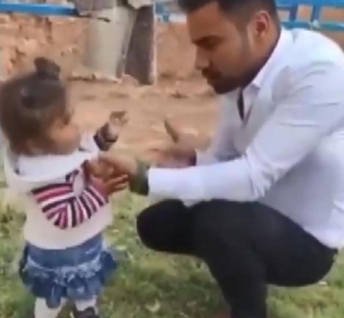 Küçük çocuğa tokat atıp, sigara içirdiği görüntüleri sosyal medyadan paylaştı