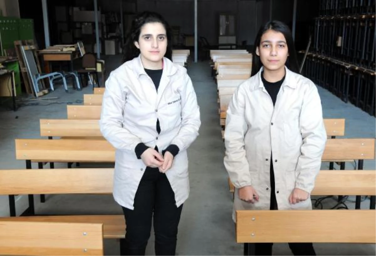 Liseli Beyza ve Ada, köy okulları için 5 bin sıra tahtası üretti