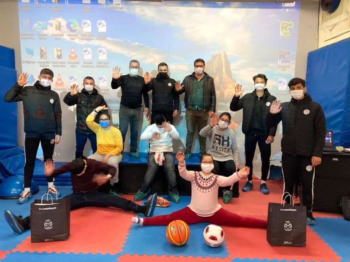 Son dakika haber | Manisa FK Akademi sporcuları down sendromlu çocuklarla buluştu