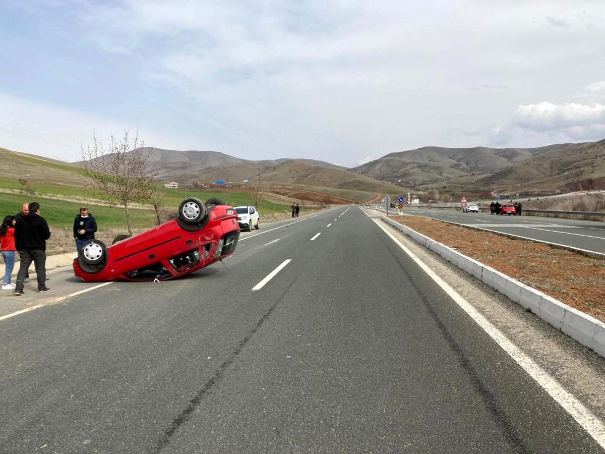 Otomobil ters döndü, sürücü yara almadan kurtuldu