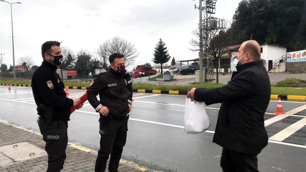 Polis ve bekçilere sıcak ikramda bulundu