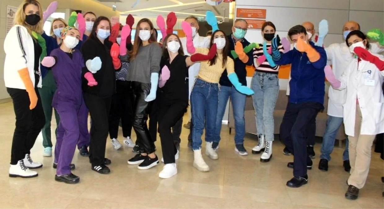 Samsun\'da sağlık çalışanları renkli çoraplarla farkındalık oluşturdu