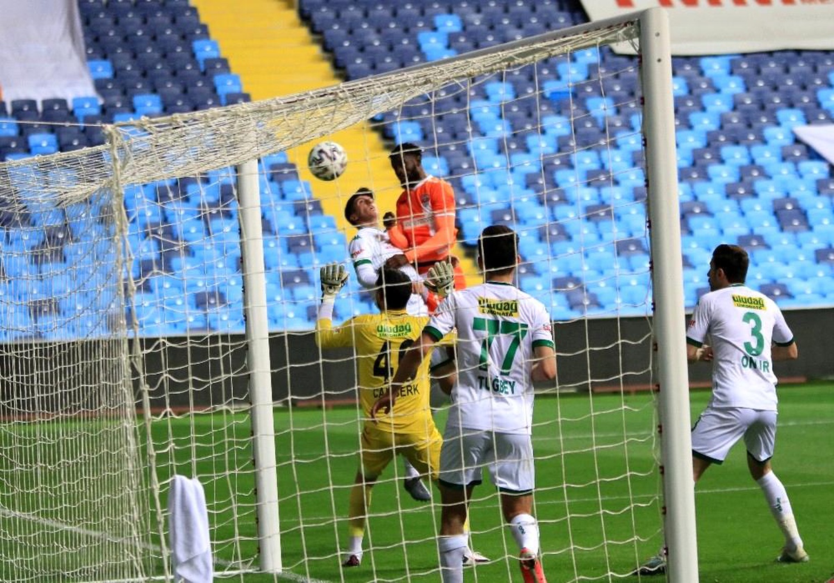 TFF 1. Lig: Adanaspor : 0 Bursaspor: 1 (İlk yarı sonucu)