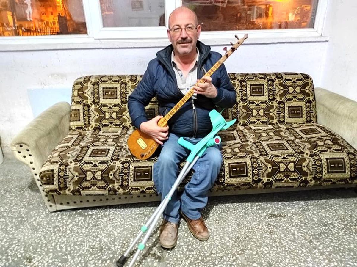 Tomarzalı engelli vatandaş ilçesine şarkı yazdı