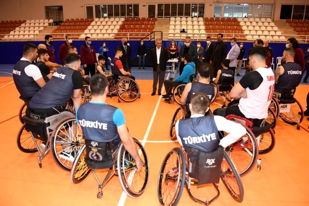 Vali Yazıcı milli sporcuları yalnız bırakmadı
