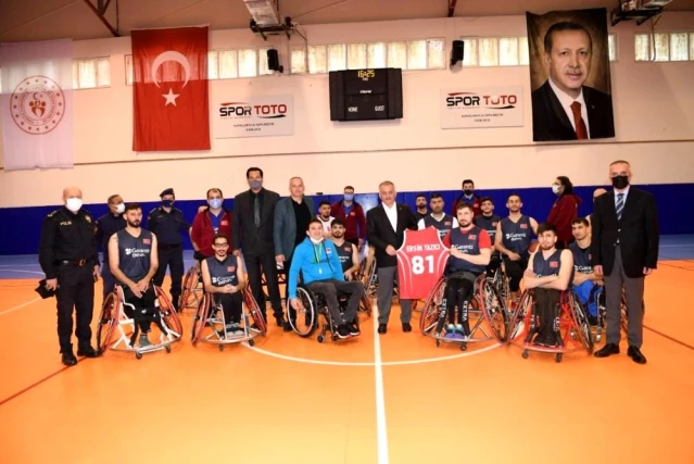 Vali Yazıcı milli sporcuları yalnız bırakmadı