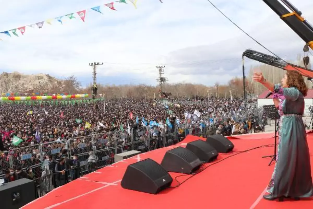 Van\'da nevruz tedbirlerle kutlandı; ateş yakarken yanma tehlikesi geçirdiler(2)