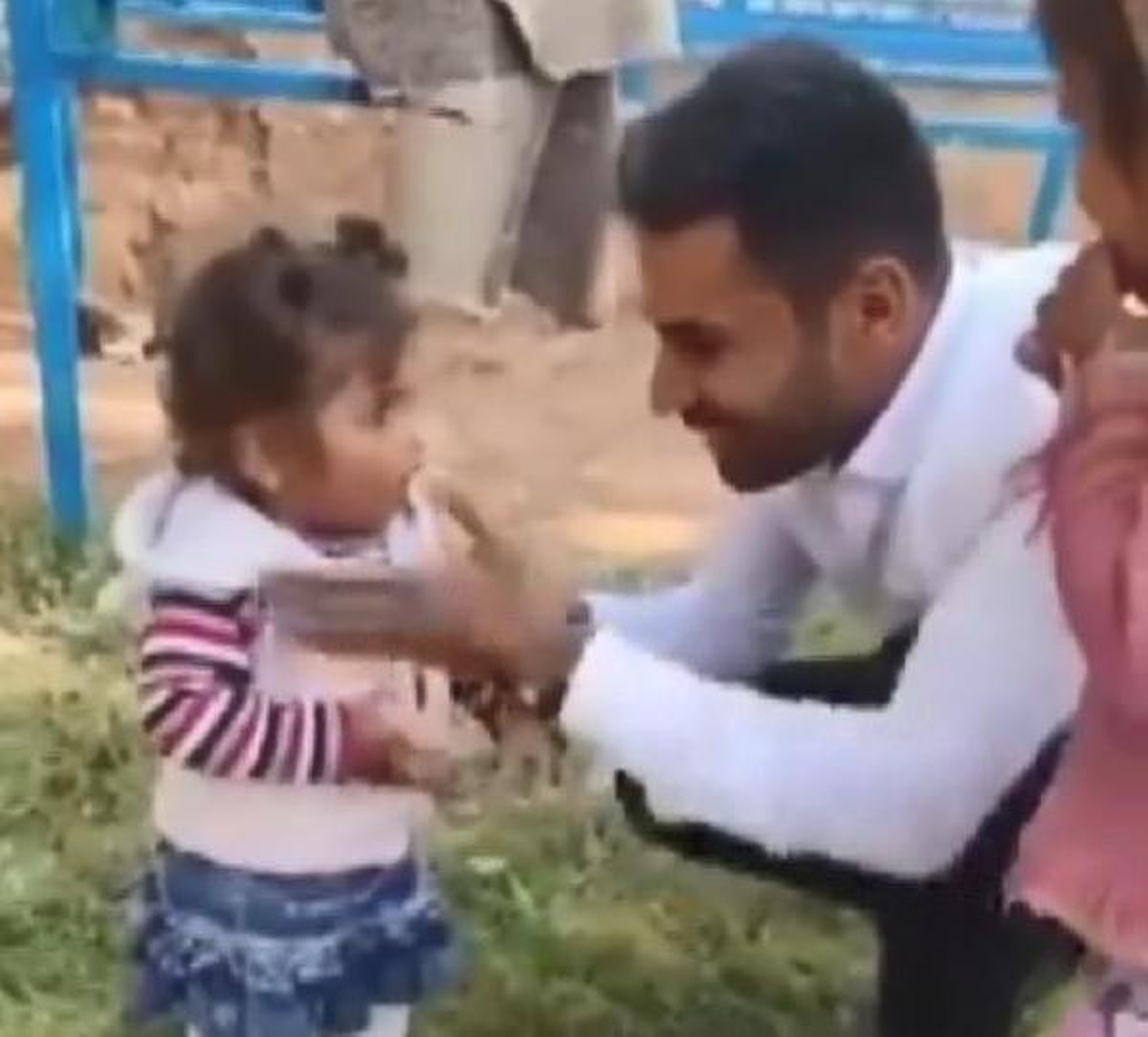 2 yaşındaki yeğenini tokatlayıp, ayağını yıkatarak, sigara içiren amcaya suç duyurusu