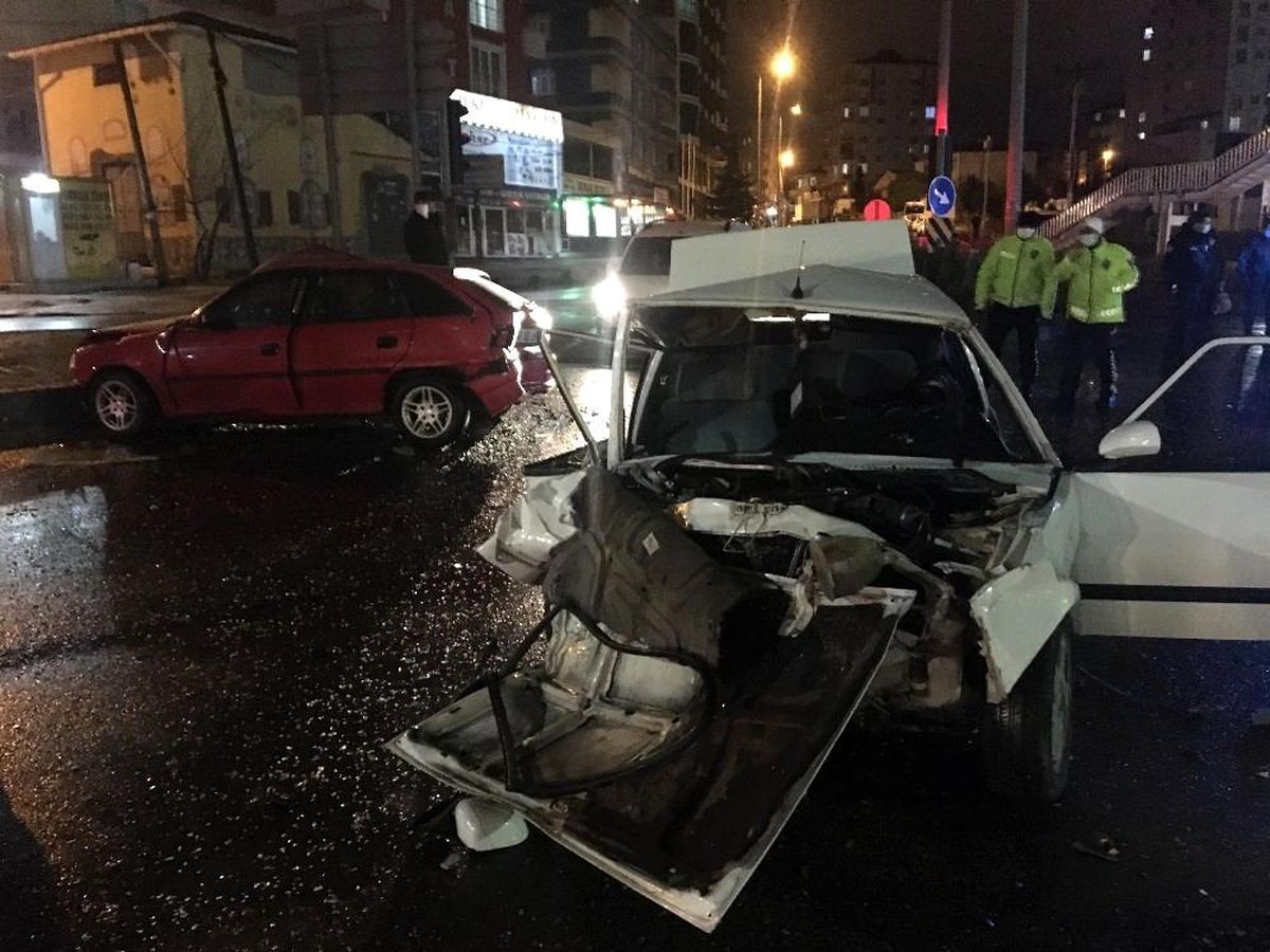 3 aracın karıştığı kazada 1 kişi yaralandı