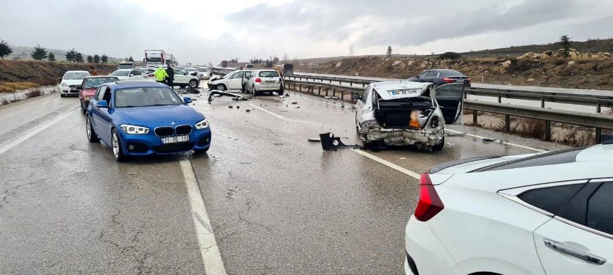 Ankara\'da zincirleme trafik kazası: 4 yaralı