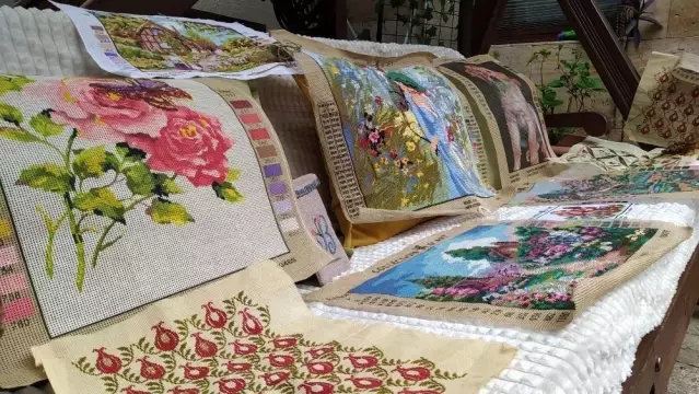 Annesinden öğrendiği goblen sanatıyla hayata tutunuyor Annesinden öğrendiği goblen sanatıyla hayata tutunuyor