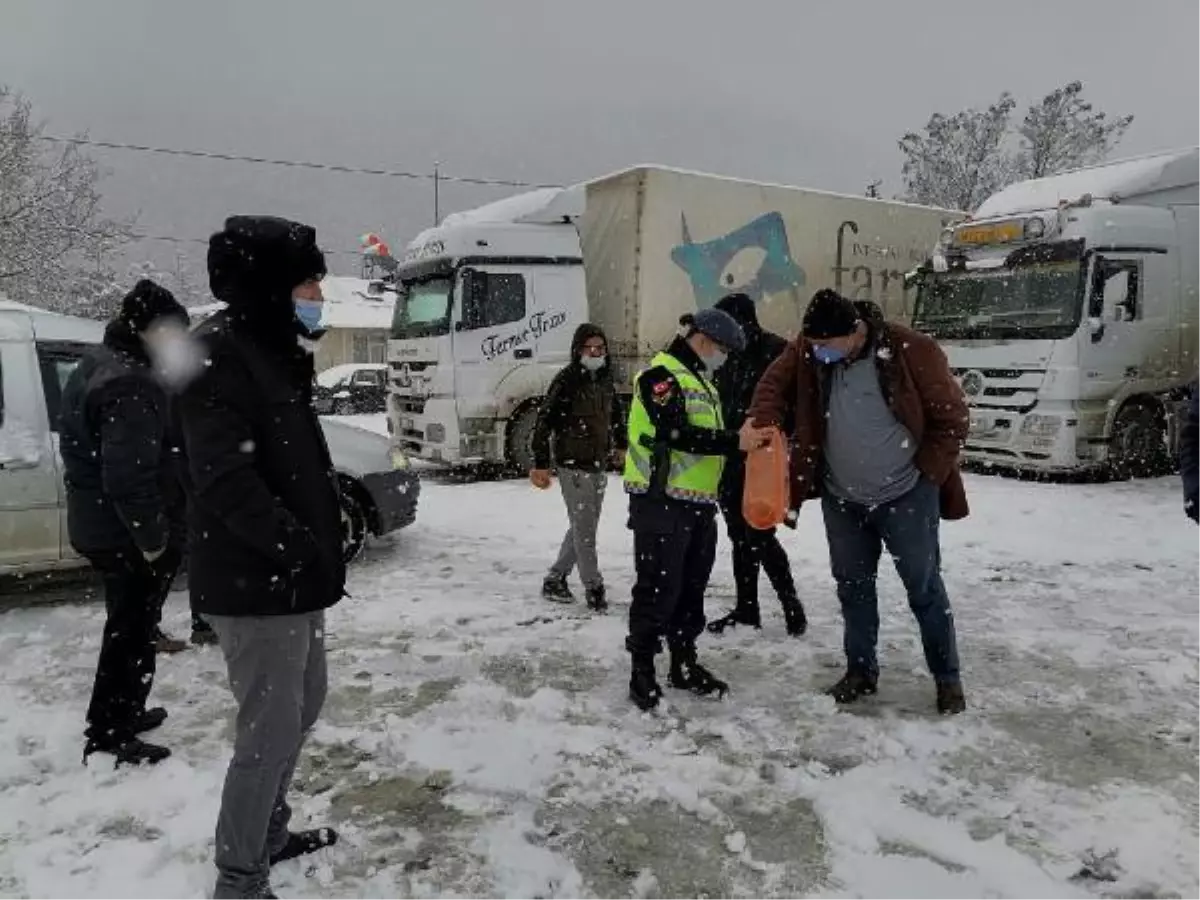 Son dakika haber! Ardahan\'da, kardan kapanan yollarda kalan sürücülere jandarmadan ikram