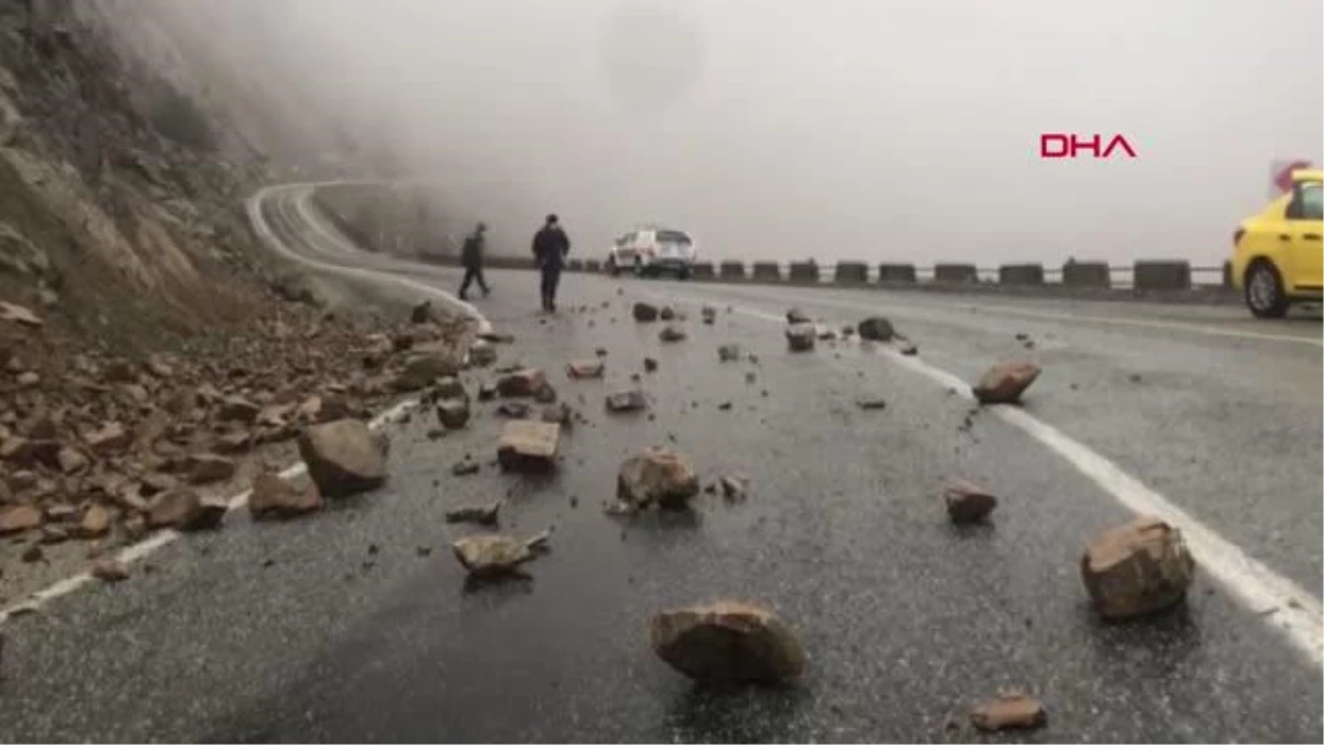 ARTVİN Şavşat\'ta 38 köy yolu kar nedeniyle kapandı, yola düşen taşları jandarma temizledi