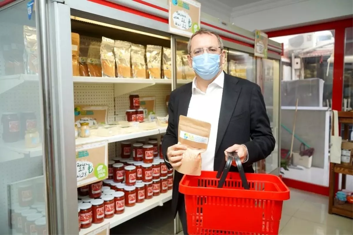 Ayvalık\'ta Başkan Ergin çalışıyor, işçiler ve halk takdir ediyor