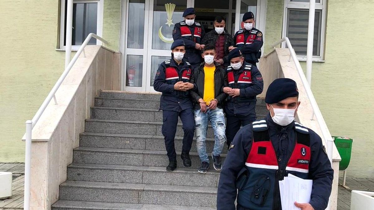 Bağ evinden çaldıkları eşyaları satarken suçüstü yakalandılar