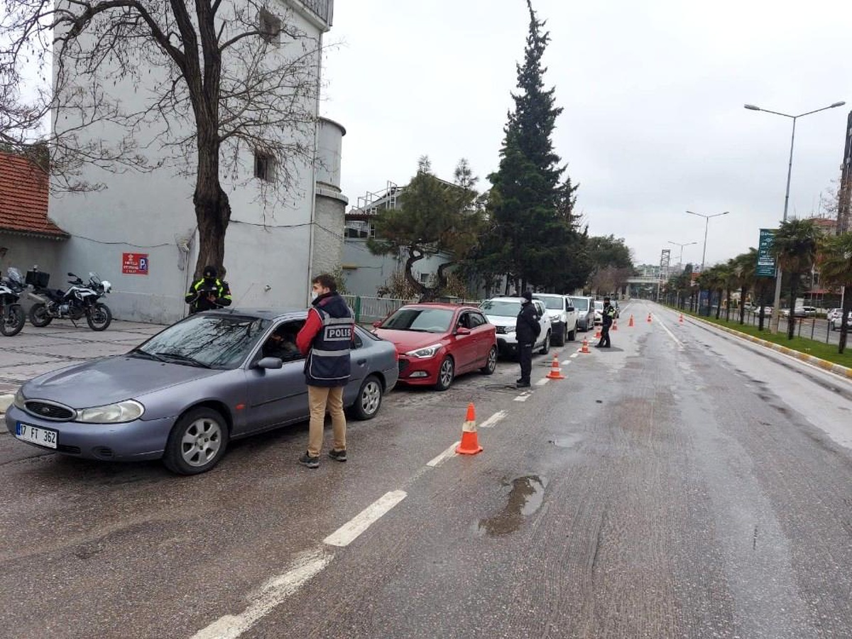 Balıkesir\'de pazar günü izinsiz sokağa çıkan 541 kişiye ceza