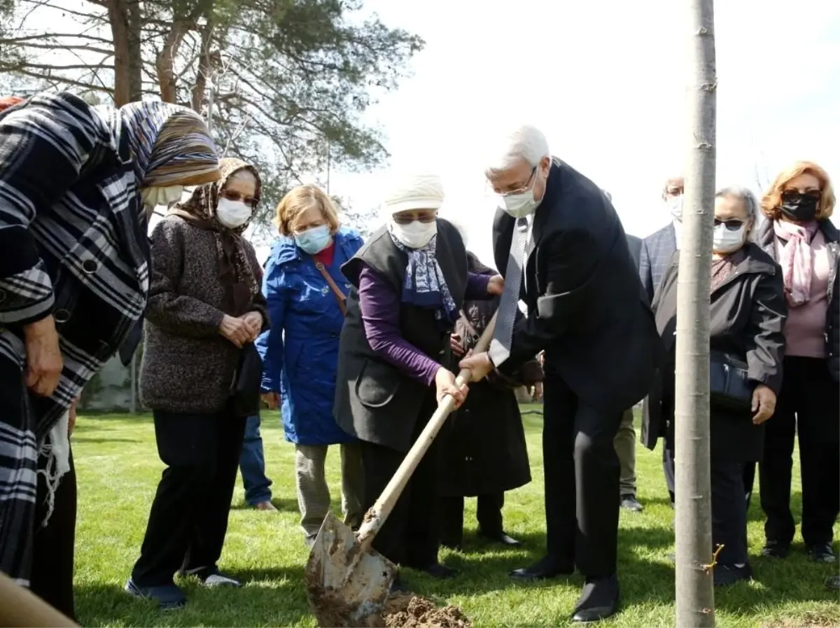 Başkan Erdem, huzurevi sakinleriyle fidan dikti