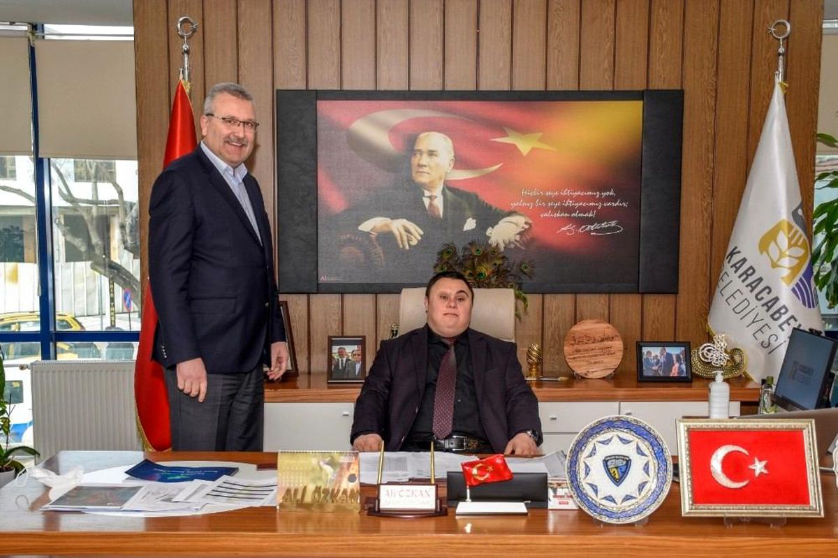 Başkan Özkan, koltuğunu Karacabey\'in sevilen simalarından Şaban\'a bıraktı