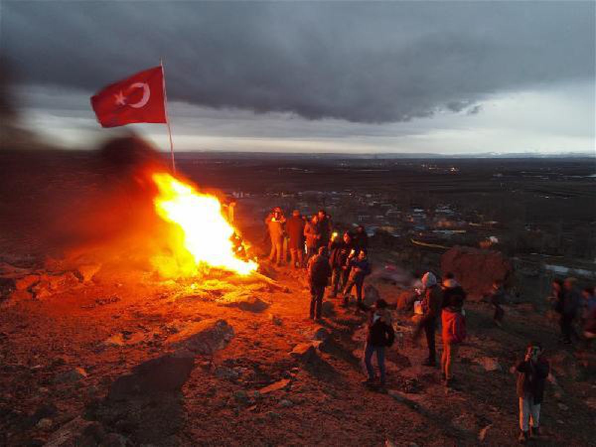 Son dakika haberi! Bayraklı Tepe\'de gece ateş yakıp, nevruzu kutladılar