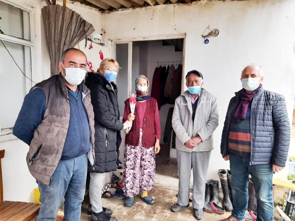 Burhaniye\'de AK Parti\'den yaşlılara ziyaret