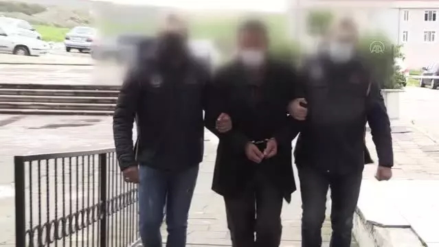 Büyükşehirlerde bombalı eylem hazırlığındayken yakalanan iki zanlıdan biri adliyede Büyükşehirlerde bombalı eylem hazırlığındayken yakalanan iki zanlıdan biri adliyede