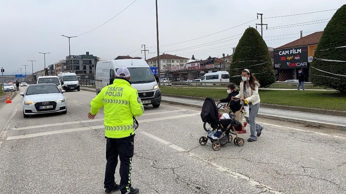 Çocuklarıyla karşıya geçemeyen annenin yardımına polis koştu