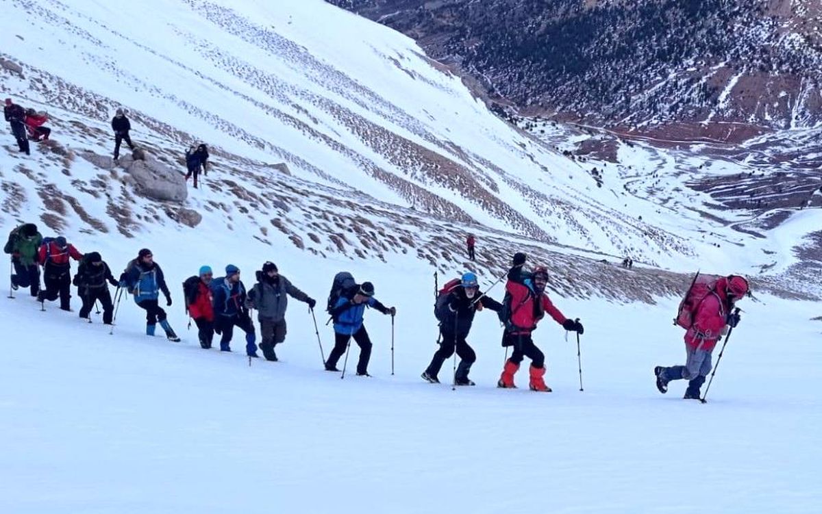 Dağcılardan 7 saatlik zirve tırmanışı