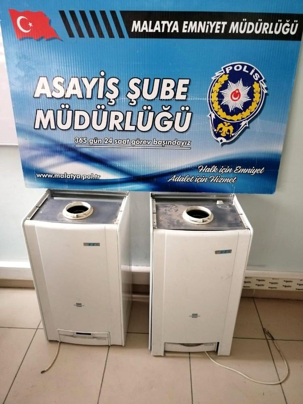Depremde terk edilen binayı hırsızlar boşalttı