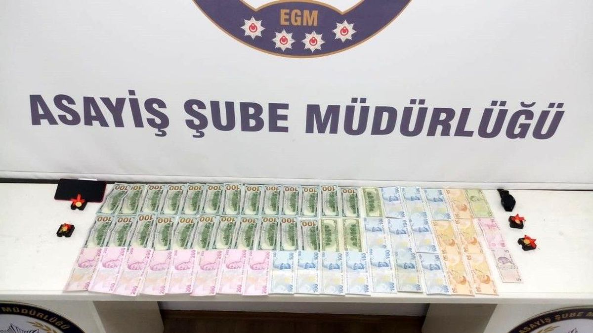 Dolandırıcılar çaldıkları altın, dolar ve paralarla yakalandı