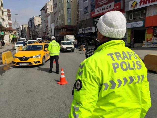 Esenler'de toplu taşıma araçlarına korona virüs denetimi