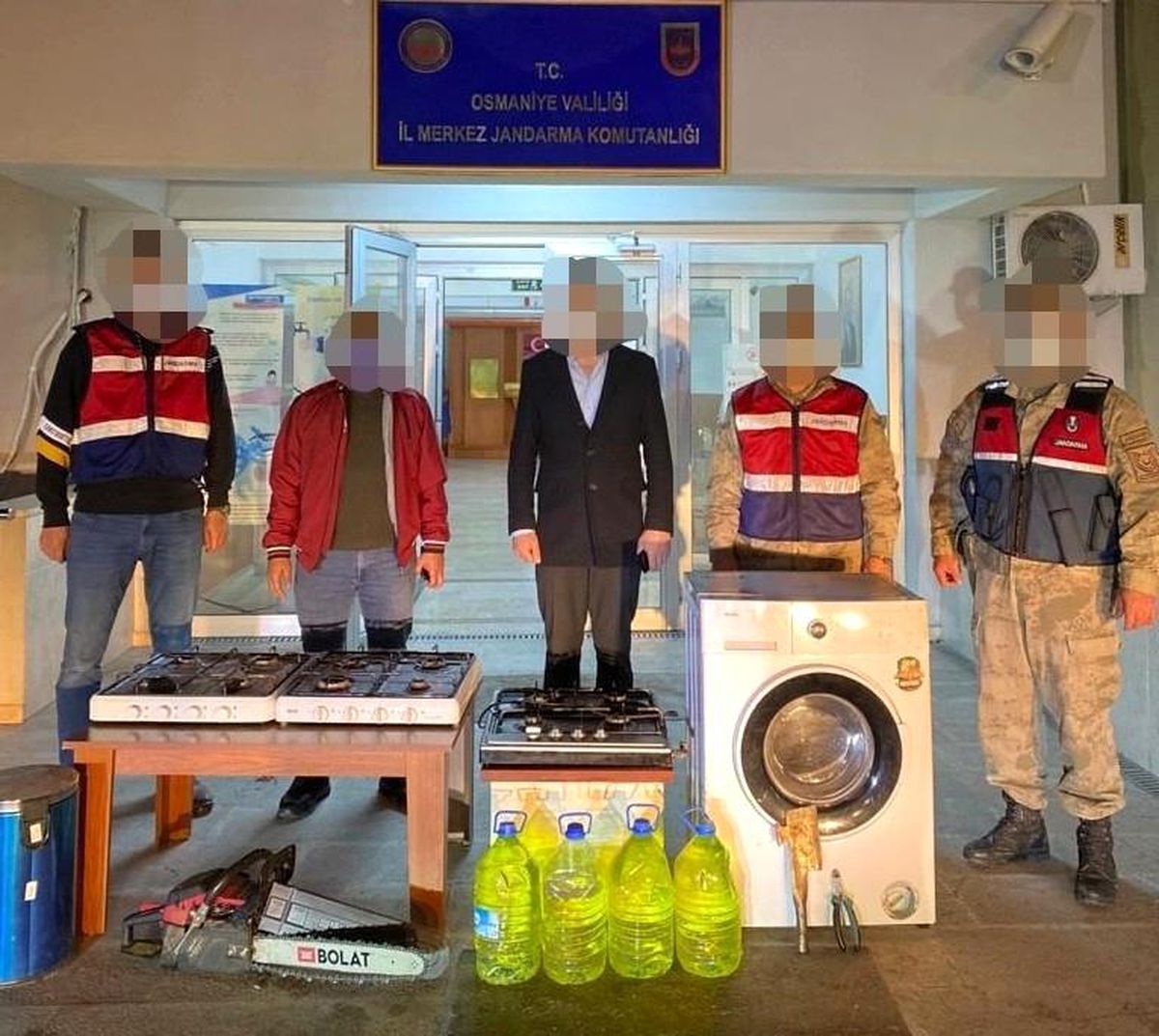 Evden eşya çalan hırsızlar kıskıvrak yakalandı