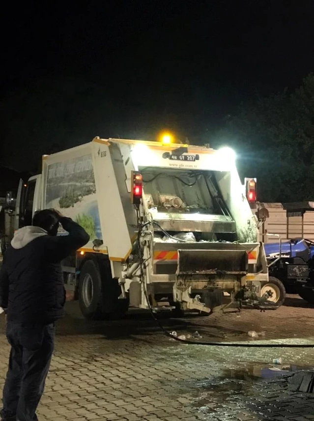 Fethiye'de çöp kamyonunda patlayan madde işçinin yüzünü yaktı