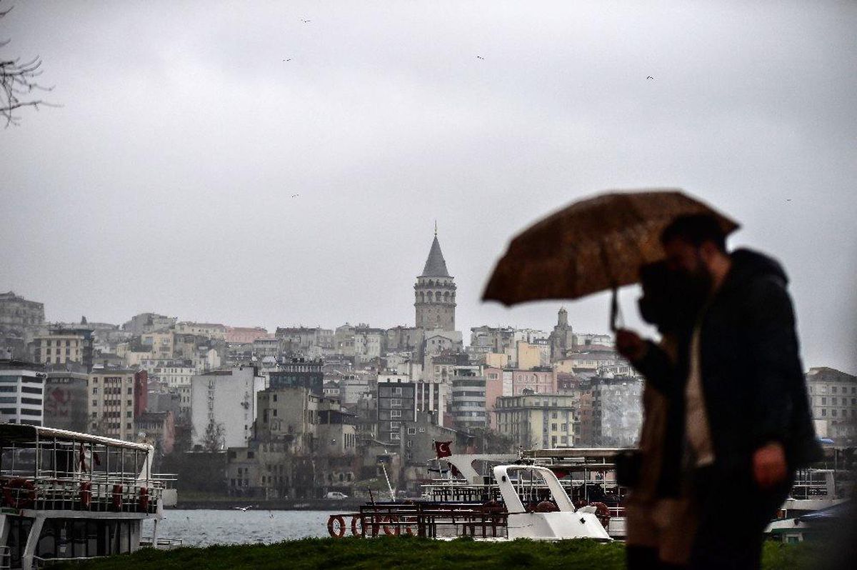 İstanbul\'da aniden bastıran sağanak yağış ve dolu zor anlar yaşattı