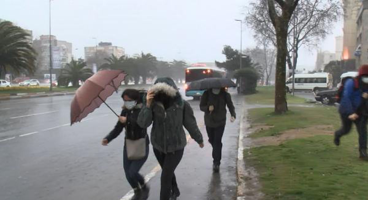 İstanbul\'da yağmur ve dolu; trafik yoğunluğu yaşanıyor (2)
