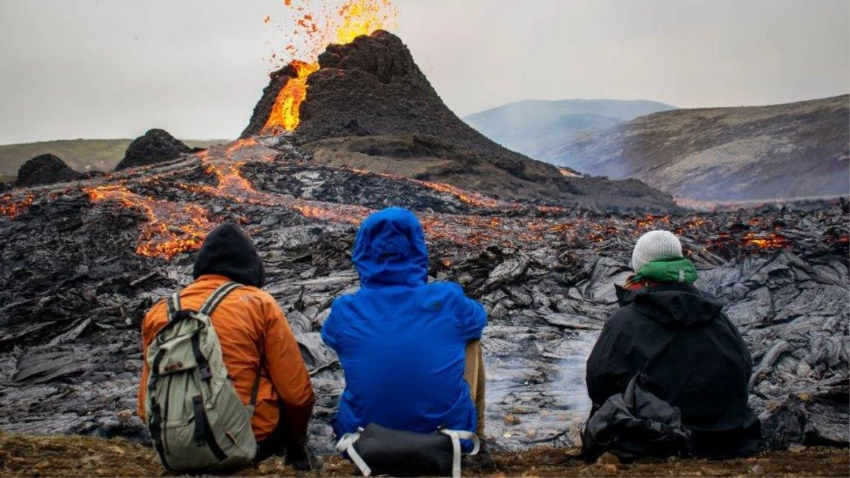 İzlanda\'da binlerce kişi 900 yıl sonra patlayan yanardağın çevresinde: \'Nefes kesici bir doğa olayı\'