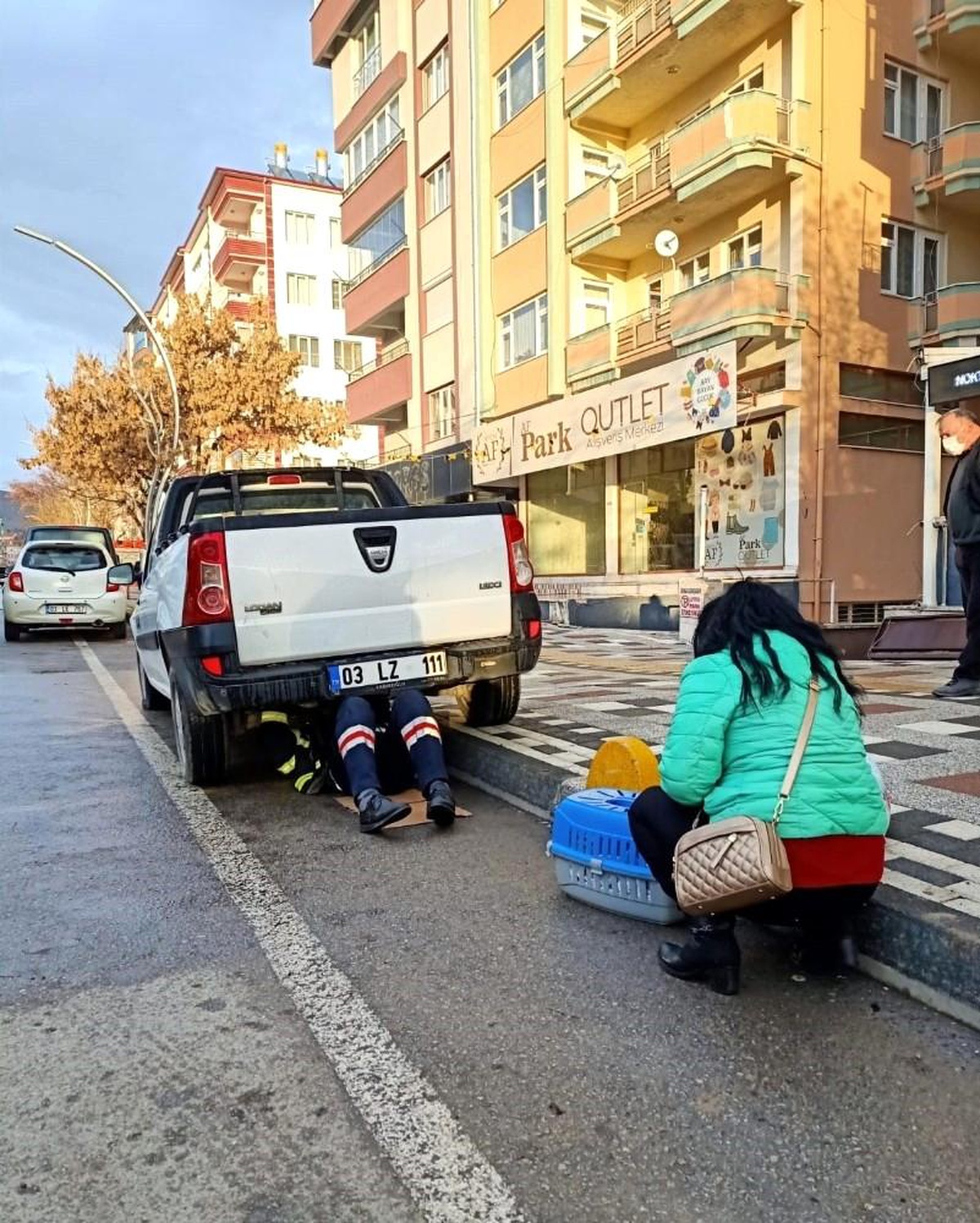 Son dakika haberleri! Kamyonetin altına sıkışan kediyi itfaiye ekibi kurtardı