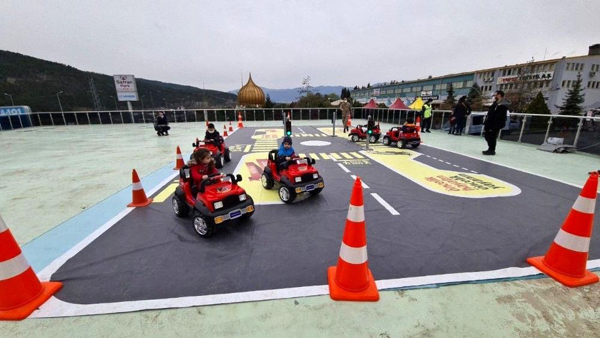 Karabük\'te çocuklara ve vatandaşlara trafik güvenliği eğitimi