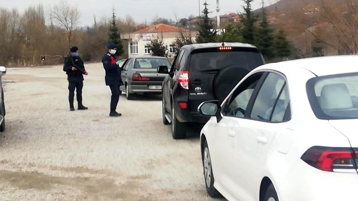 Kırıkkale\'de kısıtlamaya uymayan 12 kişiye 37 bin 800 lira para cezası