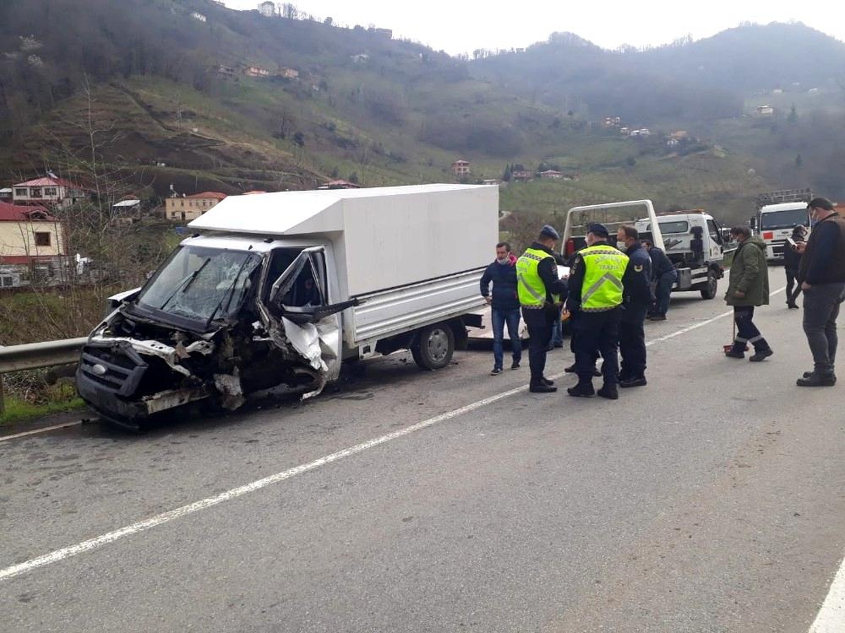 Kızının cenaze namazına giderken kaza yaptı: 4 yaralı