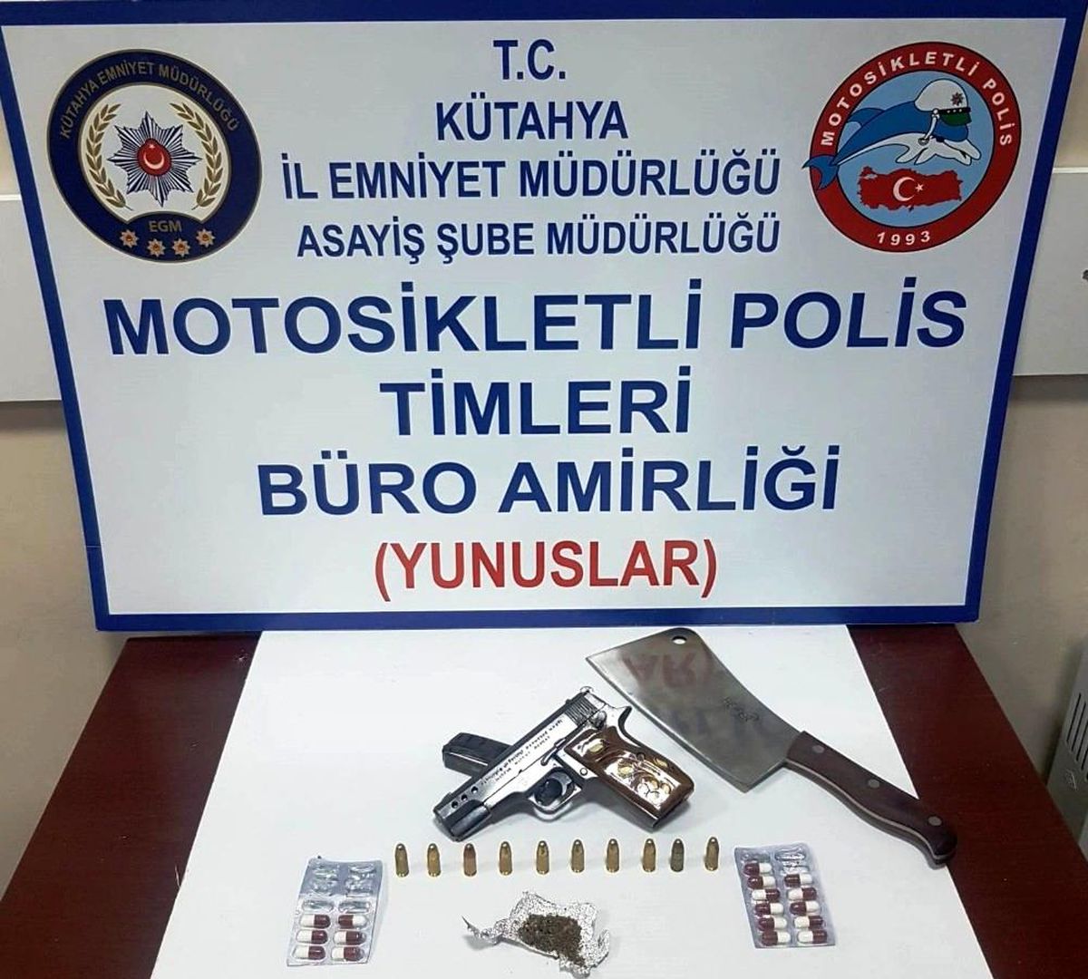 Son dakika: Kütahya\'da bir araçta ruhsatsız tabanca ve uyuşturucu ele geçirildi