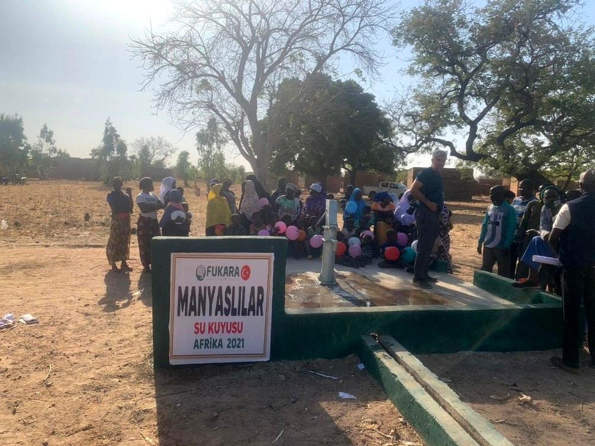 Manyaslı gençlerden Afrika\'ya su kuyusu