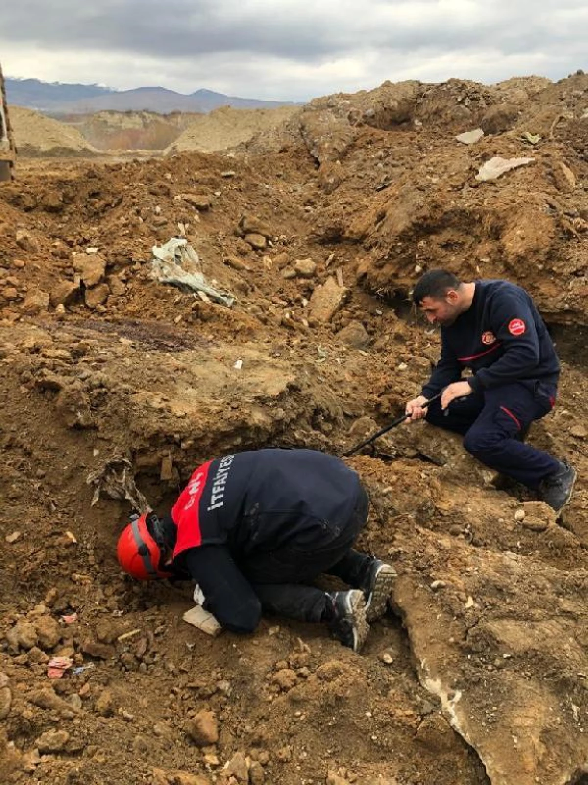 Son Dakika | Moloz altında kalan kedi için itfaiyecilerden iş makinesiyle kurtarma çalışması